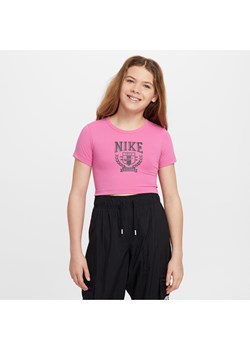 T-shirt z grafiką dla dużych dzieci (dziewcząt) Nike Sportswear - Czerwony ze sklepu Nike poland w kategorii Bluzki dziewczęce - zdjęcie 172107809