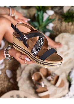 Royalfashion Czarne damskie sandały na koturnie z tłoczeniem Levella ze sklepu royalfashion.pl w kategorii Sandały damskie - zdjęcie 172116268