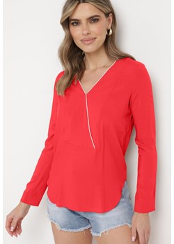 Czerwona Bluzka z Długim Rękawem i Trójkątnym Dekoltem Halvia ze sklepu Born2be Odzież w kategorii Bluzki damskie - zdjęcie 172146819