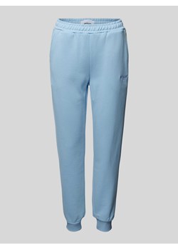 Spodnie dresowe o kroju regular fit z wyhaftowanym logo ze sklepu Peek&Cloppenburg  w kategorii Spodnie damskie - zdjęcie 172154848