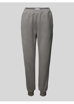 Spodnie dresowe o kroju regular fit z wyhaftowanym logo ze sklepu Peek&Cloppenburg  w kategorii Spodnie damskie - zdjęcie 172155196