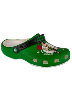 Klapki Crocs Classic Nba Boston Celtics Clog M 209442-100 zielone ze sklepu ButyModne.pl w kategorii Klapki męskie - zdjęcie 172156538