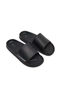 Cropp - Czarne profilowane klapki kąpielowe - czarny ze sklepu Cropp w kategorii Klapki damskie - zdjęcie 172160966