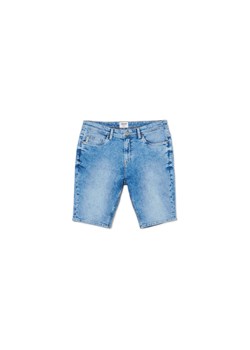 Cropp - Jeansowe szorty regular z efektem sprania - niebieski ze sklepu Cropp w kategorii Spodenki męskie - zdjęcie 172166889