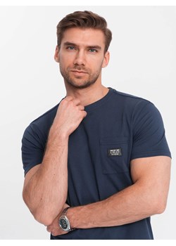 Męski casualowy t-shirt z naszytą kieszonką - granatowy V10 OM-TSCT-0109 ze sklepu ombre w kategorii T-shirty męskie - zdjęcie 172172569