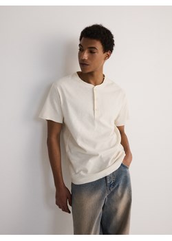 Reserved - Bawełniany t-shirt henley - złamana biel ze sklepu Reserved w kategorii T-shirty męskie - zdjęcie 172176497