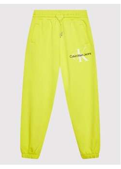 Calvin Klein Jeans Spodnie dresowe IB0IB01186 Zielony Relaxed Fit ze sklepu MODIVO w kategorii Spodnie chłopięce - zdjęcie 172179539