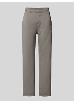 Spodnie dresowe z logo i elastycznym pasem ze sklepu Peek&Cloppenburg  w kategorii Spodnie męskie - zdjęcie 172183015