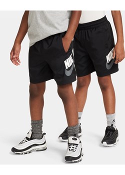 Spodenki z tkaniny dla dużych dzieci Nike Sportswear - Czerń ze sklepu Nike poland w kategorii Spodenki chłopięce - zdjęcie 172184619