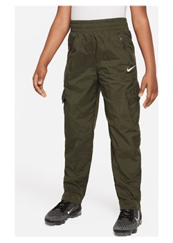 Bojówki z tkaniny z wysokim stanem dla dużych dzieci (dziewcząt) Nike Sportswear - Zieleń ze sklepu Nike poland w kategorii Spodnie dziewczęce - zdjęcie 172184628