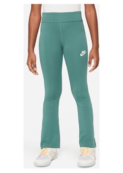 Legginsy z rozszerzanymi nogawkami i nadrukiem dla dużych dzieci (dziewcząt) Nike Sportswear Favorites - Zieleń ze sklepu Nike poland w kategorii Spodnie dziewczęce - zdjęcie 172184636