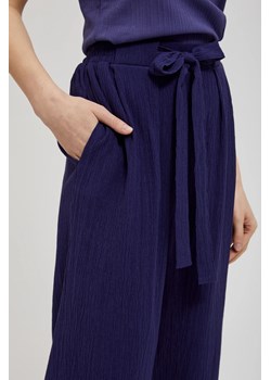 Spodnie z szerokimi nogawkami i wiązaniem fioletowe ze sklepu Moodo.pl w kategorii Spodnie damskie - zdjęcie 172189776