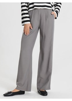 Sinsay - Spodnie z paskiem - szary ze sklepu Sinsay w kategorii Spodnie damskie - zdjęcie 172191485