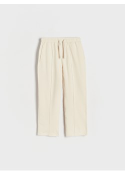 Reserved - Dresowe spodnie z przeszyciami - kremowy ze sklepu Reserved w kategorii Spodnie chłopięce - zdjęcie 172194657