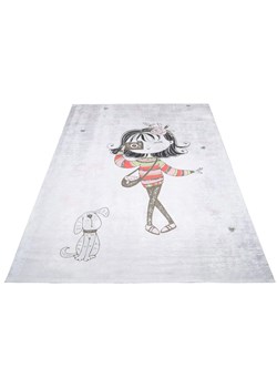 Szary dywan dla dzieci z dziewczynką fotografem - Feso 3X ze sklepu Edinos.pl w kategorii Tekstylia dziecięce - zdjęcie 172223915