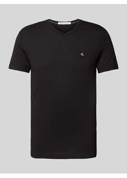 T-shirt z dekoltem w serek model ‘CK EMBRO’ ze sklepu Peek&Cloppenburg  w kategorii T-shirty męskie - zdjęcie 172238379
