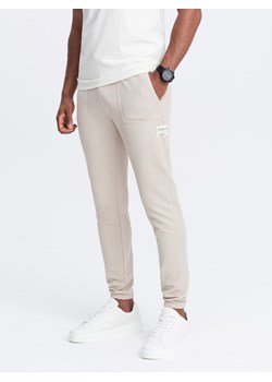 Męskie spodnie dresowe ze strukturalnej dzianiny - jasnobeżowe V1 OM-PASK-0211 ze sklepu ombre w kategorii Spodnie męskie - zdjęcie 172248657