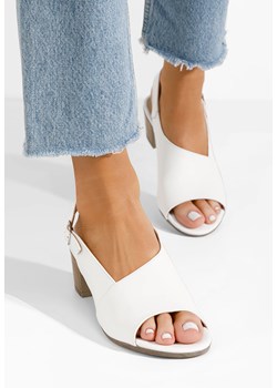 Białe sandały na słupku Riona ze sklepu Zapatos w kategorii Sandały damskie - zdjęcie 172249479