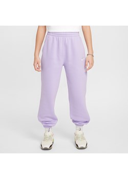 Luźne spodnie dla dużych dzieci (dziewcząt) Nike Sportswear Club Fleece - Fiolet ze sklepu Nike poland w kategorii Spodnie dziewczęce - zdjęcie 172249887
