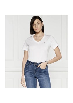 Gant T-shirt T-shirt REG SHIELD SS V-NECK T-SHIRT | Slim Fit ze sklepu Gomez Fashion Store w kategorii Bluzki damskie - zdjęcie 172252177