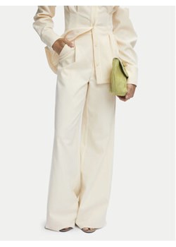 Gestuz Spodnie materiałowe Waisa 10908882 Écru Relaxed Fit ze sklepu MODIVO w kategorii Spodnie damskie - zdjęcie 172256457