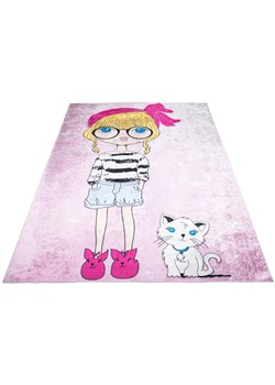 Różowy dywan z dziewczynką i kotem - Feso 3X ze sklepu Edinos.pl w kategorii Dywany - zdjęcie 172263069
