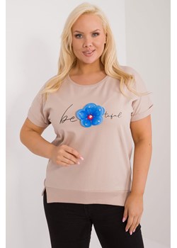 Bluzka plus size z kwiatem beżowa ze sklepu 5.10.15 w kategorii Bluzki damskie - zdjęcie 172272689