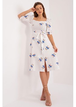 Midi sukienka w kwiaty z paskiem biało-niebieska ze sklepu 5.10.15 w kategorii Sukienki - zdjęcie 172272715
