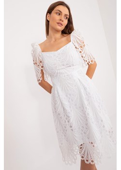 Midi sukienka w ażurowy wzór biała ze sklepu 5.10.15 w kategorii Sukienki - zdjęcie 172272819