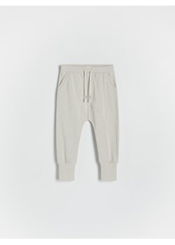 Reserved - Bawełniane spodnie - beżowy ze sklepu Reserved w kategorii Spodnie i półśpiochy - zdjęcie 172274509