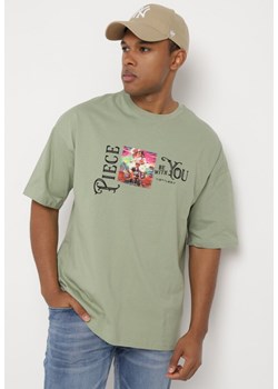 Jasnozielona Koszulka z Bawełny Ozdobiona Naszywkami Ranessa ze sklepu Born2be Odzież w kategorii T-shirty męskie - zdjęcie 172279346