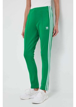 adidas Originals spodnie dresowe Adicolor Classics SST kolor zielony z aplikacją IK6601 ze sklepu PRM w kategorii Spodnie damskie - zdjęcie 172284857