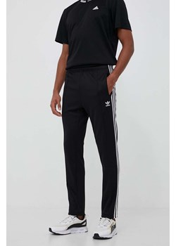 adidas Originals spodnie dresowe Adicolor Classics Beckenbauer kolor czarny z aplikacją  II5764 ze sklepu PRM w kategorii Spodnie męskie - zdjęcie 172284859