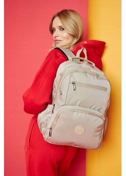 Pojemny plecak damski beżowy z nylonu - Peterson ze sklepu 5.10.15 w kategorii Plecaki - zdjęcie 172289226
