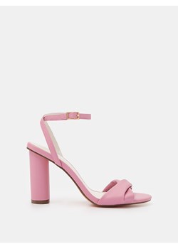 Mohito - Pastelowe sandały na słupku - pastelowy różowy ze sklepu Mohito w kategorii Sandały damskie - zdjęcie 172289876