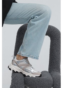 ES8: Mleczno-srebrne sneakersy damskie z łączonych materiałów z elastyczną podeszwą ze sklepu Estro w kategorii Buty sportowe damskie - zdjęcie 172292078