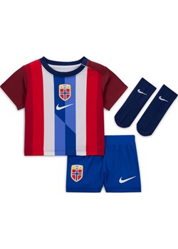 Trzyczęściowy strój piłkarski dla niemowląt i maluchów Nike Norwegia Stadium 2024 (wersja domowa) – replika - Czerwony ze sklepu Nike poland w kategorii Komplety niemowlęce - zdjęcie 172292239