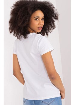 Biały t-shirt damski z naszywkami RV-BZ-9622.20X, Kolor biały, Rozmiar S/M, BASIC FEEL GOOD ze sklepu Primodo w kategorii Bluzki damskie - zdjęcie 172294078