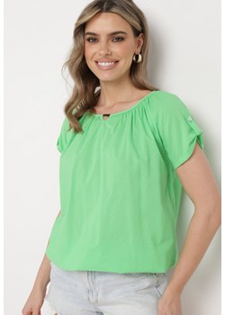 Jasnozielona Bawełniana Bluzka z Ozdobą przy Dekolcie i Obszyty Gumką Gazara ze sklepu Born2be Odzież w kategorii Bluzki damskie - zdjęcie 172301777
