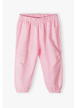 Dzianinowe bawełniane spodnie dresowe dla niemowlaka - różowe - 5.10.15. ze sklepu 5.10.15 w kategorii Spodnie i półśpiochy - zdjęcie 172301915