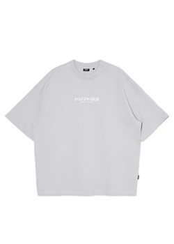 Cropp - Szary t-shirt z ozdobnym haftem - jasny szary ze sklepu Cropp w kategorii T-shirty męskie - zdjęcie 172302986