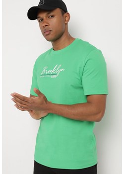 Zielona Koszulka z Bawełny Ozdobiona Nadrukiem Eloenna ze sklepu Born2be Odzież w kategorii T-shirty męskie - zdjęcie 172308335