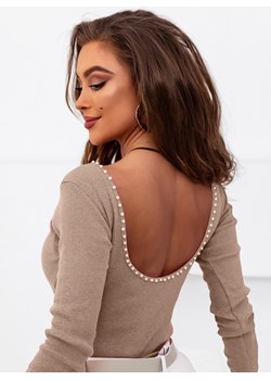 Beżowa prążkowana bluzka z ozdobnymi perełkami na plecach Leronna - beżowy ze sklepu pakuten.pl w kategorii Bluzki damskie - zdjęcie 172310045