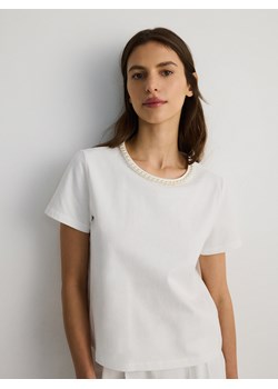 Reserved - T-shirt z ozdobnym dekoltem - biały ze sklepu Reserved w kategorii Bluzki damskie - zdjęcie 172311009