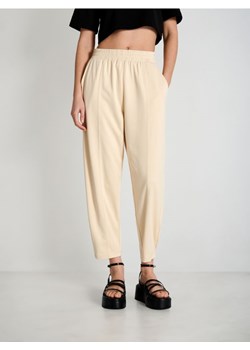 Sinsay - Spodnie z kantem - kremowy ze sklepu Sinsay w kategorii Spodnie damskie - zdjęcie 172312289