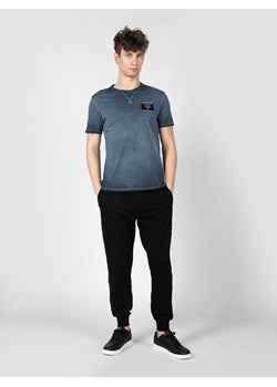 Guess T-Shirt "Patch" | X3GI08KAK90 | Mężczyzna | Niebieski ze sklepu ubierzsie.com w kategorii T-shirty męskie - zdjęcie 172327378
