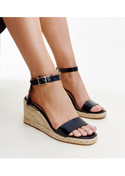 Czarne sandały na koturnie Zuhura ze sklepu gemre w kategorii Sandały damskie - zdjęcie 172329389