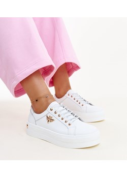 Białe skórzane sneakersy na grubej podeszwie Mikka ze sklepu gemre w kategorii Trampki damskie - zdjęcie 172329428