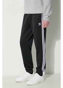 adidas Originals spodnie dresowe Adicolor Classics 3-Stripes Pants IL2488 kolor czarny z aplikacją IL2488IL2488 ze sklepu PRM w kategorii Spodnie męskie - zdjęcie 172332636