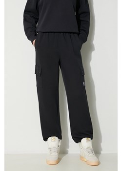 adidas Originals spodnie dresowe Cargo Jogger kolor czarny gładkie IT7576 ze sklepu PRM w kategorii Spodnie damskie - zdjęcie 172333528